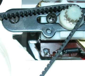 Toothed belt and pulley on a sewing machine