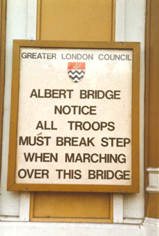 Troops notice on Albert Bridge
